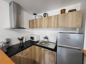 Kühlschrank, Ofen, Herdplatte, Wasserkocher mit Kaffee-/Teezubehör