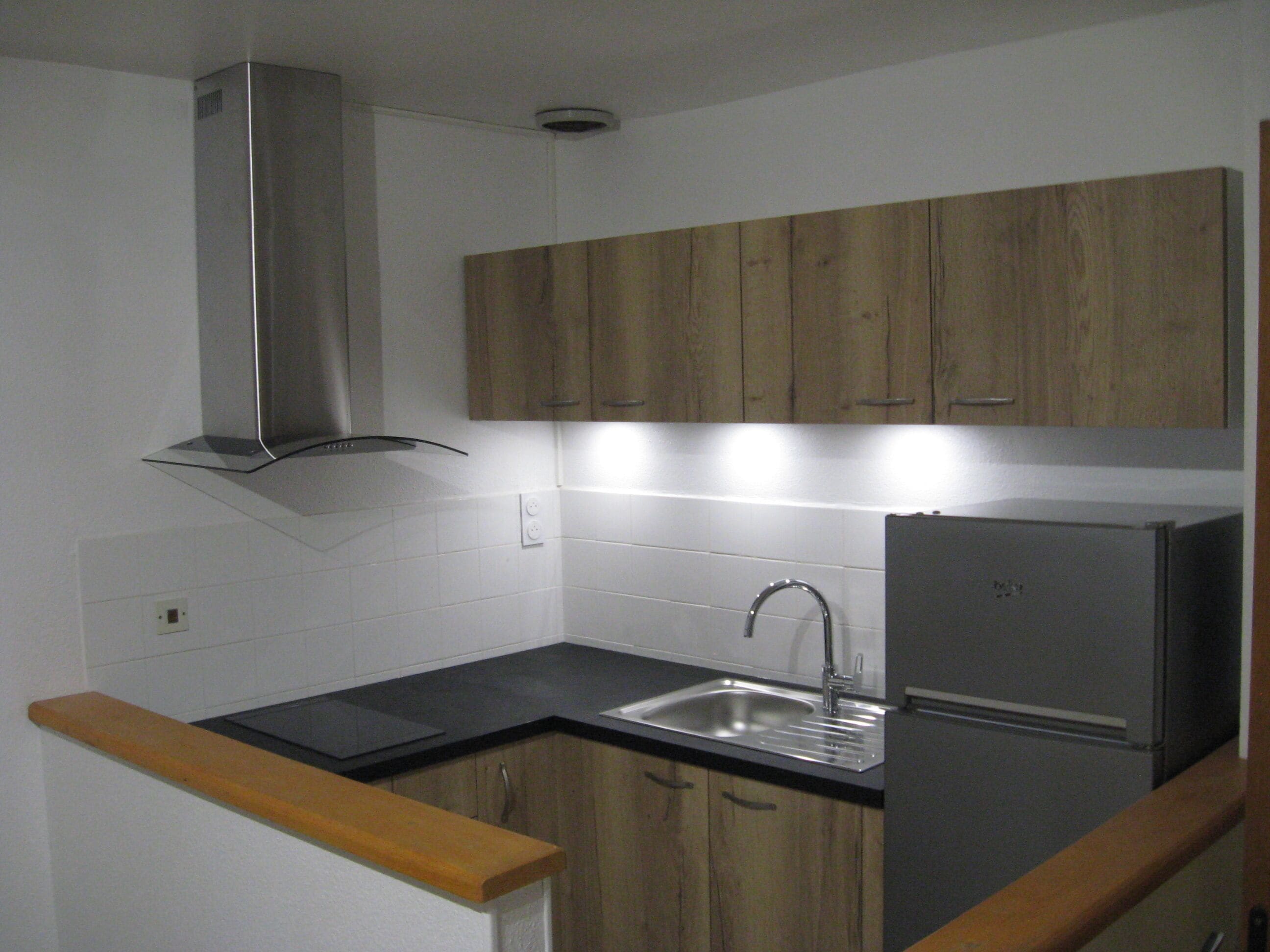 Fridge, oven, stovetop, coffee/tea maker