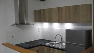 Fridge, oven, stovetop, coffee/tea maker