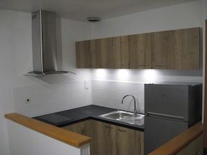 Réfrigérateur, four, plaque de cuisson, cafetiÚre/bouilloire