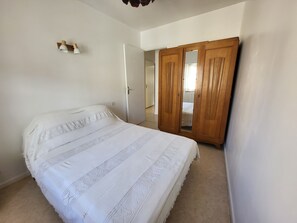 2 chambres, fer et planche Ă repasser