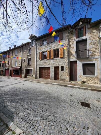 4 pers Apartment - In the heart of the historic medieval center of Le Malzieu-Ville