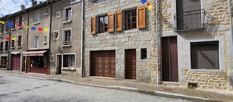 4 pers Apartment - In the heart of the historic medieval center of Le Malzieu-Ville
