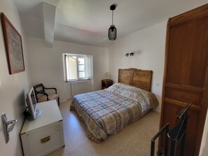 2 bedrooms, iron/ironing board