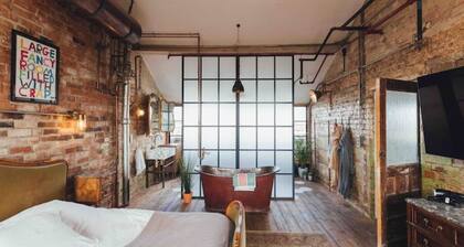 Beautiful Loft Apartment with Hot Tub and Sauna