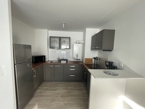 Jääkaappi, mikroaaltouuni, uuni, liesi