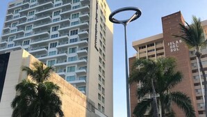 Un immeuble de grande hauteur doté de nombreux balcons et d’une enseigne indiquant « Islas Del Sol ».