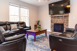 Smart TV, fireplace, table football - Fireside ~ A New Construction ~Gameroom ~Movie Theatre~2 Living Rooms ~Hot tub (Albrightsville)