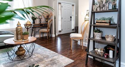 Fireside ~ A New Construction ~Gameroom ~Movie Theatre~2 Living Rooms ~Hot tub