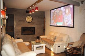 Living area - Manu's farm - Nif Nif's house (Saulxures)