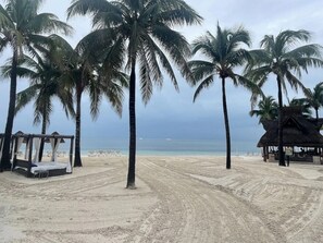On the beach, sun-loungers, beach towels - Garza Blanca Cancun - Luxury 2-Bed Suite (Isla Mujeres)