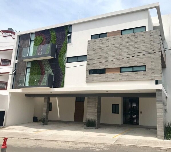 Fachada de la propiedad