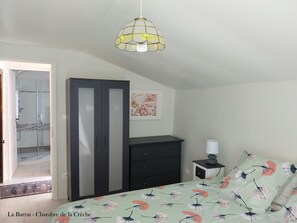 1 slaapkamer, een strijkplank/strijkijzer, reisbedje, gratis wifi