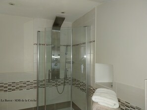 Dusche, Haartrockner, Handtücher, Toilettenpapier