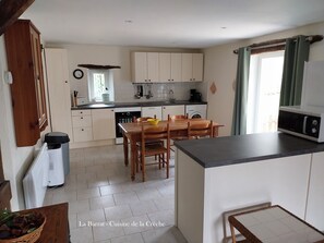 Fridge, microwave, oven, stovetop - La Crèche, Cottage of 75 m2 for 2 people with swimming pool, large park (MONMARVES)