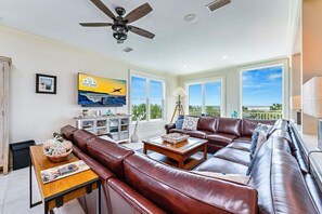 Een tafeltennistafel, boeken en een stereo