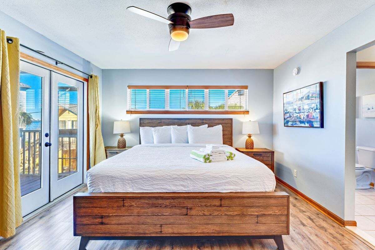 3 bedrooms, desk, internet