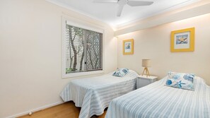 2 bedrooms, iron/ironing board, free WiFi, bed sheets - 1/36 Alderly Tce Little Cove (Noosa Heads)