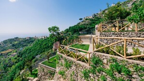A hillside with stone retaining walls and wooden staircases. - Casa Meraviglia Ravello (RAVELLO)