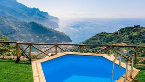 A wooden pool with a view of terraced vineyards and the sea. - Casa Meraviglia Ravello (RAVELLO)