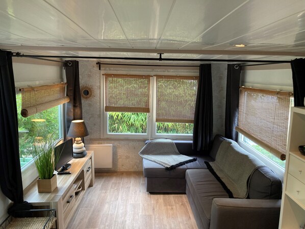 Fernseher, Tischfußball, Tischtennisplatte, Bücher