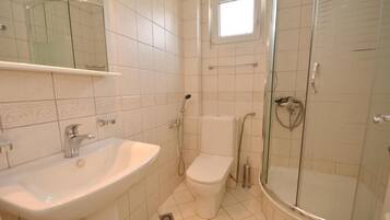 Douche, sĂšche-cheveux, serviettes fournies, savon