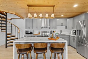 Réfrigérateur, four à micro-ondes, un four, surface de cuisson