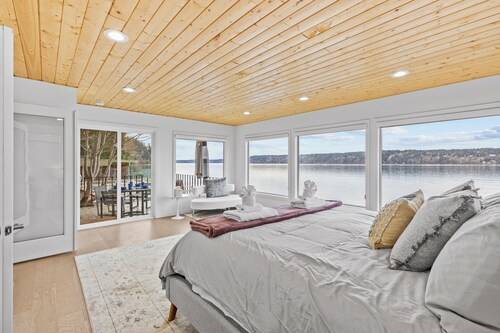 Vashon Modern Beachfront Getaway: Pet & Family-Friendly with Stunning Views!