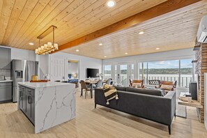 Interior - Vashon Modern Beachfront Getaway: Pet & Family-Friendly with Stunning Views! (Vashon)