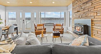 Vashon Modern Beachfront Getaway: Pet & Family-Friendly with Stunning Views!