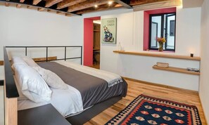 1 bedroom, desk, iron/ironing board, WiFi