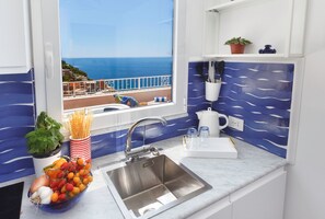 Großer Kühlschrank, Mikrowelle, Geschirrspüler