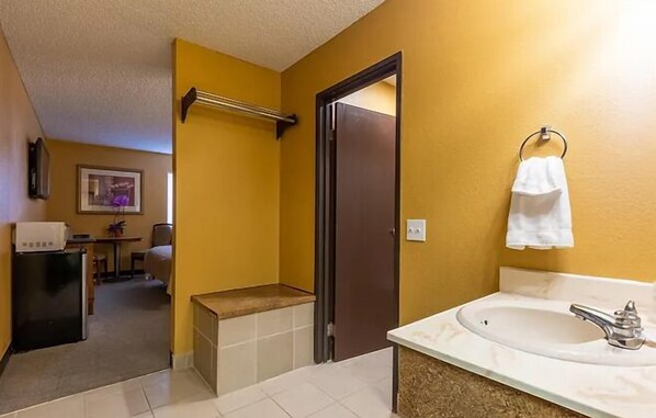 Combined shower/bathtub, towels - Sun Valley Suites (Bullhead City)