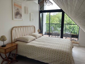 3 slaapkamers, een bureau, een strijkplank/strijkijzer, reisbedje