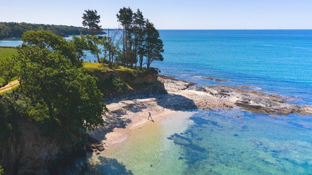 A coastal landscape with clear waters, a sandy beach, and a rocky shoreline. - New ! Family home, 5 minutes from the sea! (La Forêt-Fouesnant)