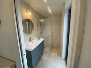 Shower, hair dryer, towels, soap - New ! Family home, 5 minutes from the sea! (La Forêt-Fouesnant)