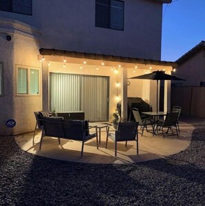 Outdoor dining - Casa Del Rio - Across from Rotary Park, River, Boat launch, swimming & fishing (Bullhead City)