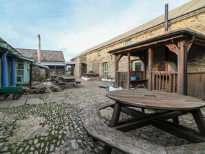 Outdoor dining - Lower Treginnis Farm (Haverfordwest)