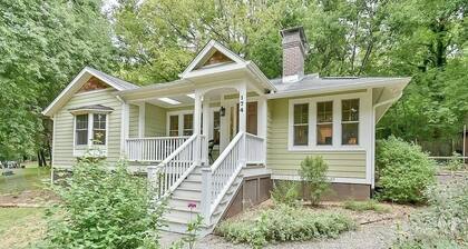 Quiet, elegant cottage just steps from downtown Pittsboro—minutes to Jordan Lake