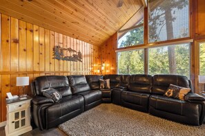 Smart TV, fireplace - Dodge Ridge Parking Pass~ Pet Friendly ~ Fast WiFi ~ EV Charger & More (Mi-Wuk Village)