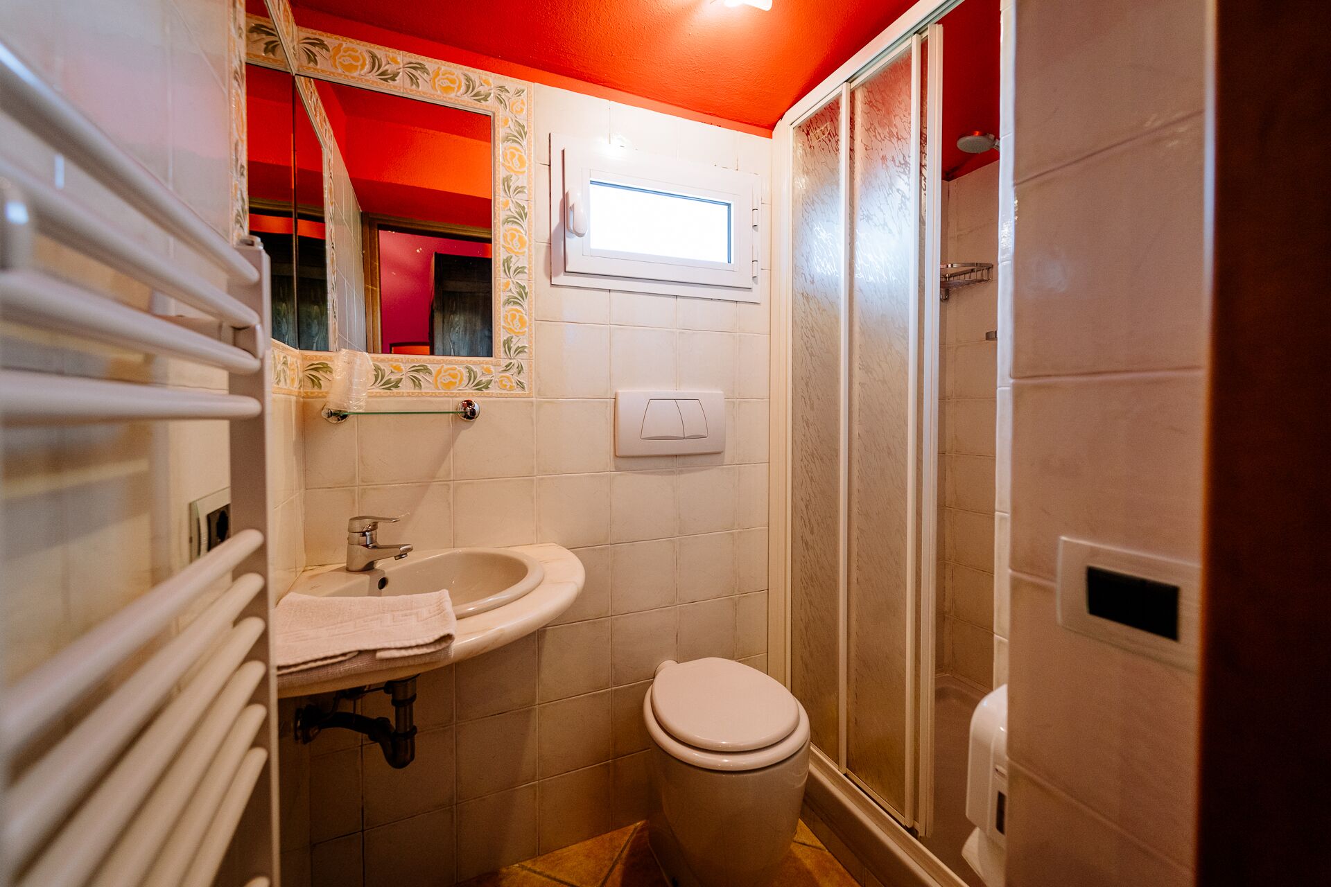 Ein Badezimmer mit Waschbecken, Toilette und Dusche.