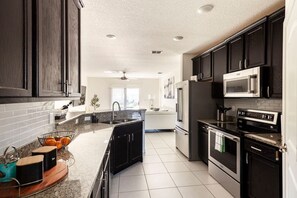 Jääkaappi, mikroaaltouuni, uuni, liesi