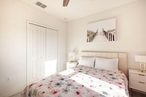 4 habitaciones, tabla de planchar con plancha y cuna de viaje 