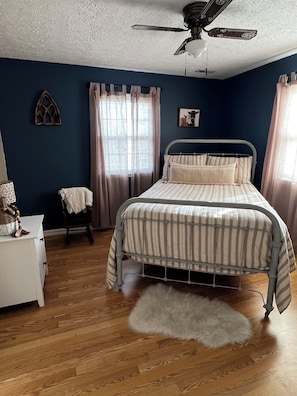 4 bedrooms, free WiFi, bed sheets - Beautiful home with large yard and lots of room! (Monticello)