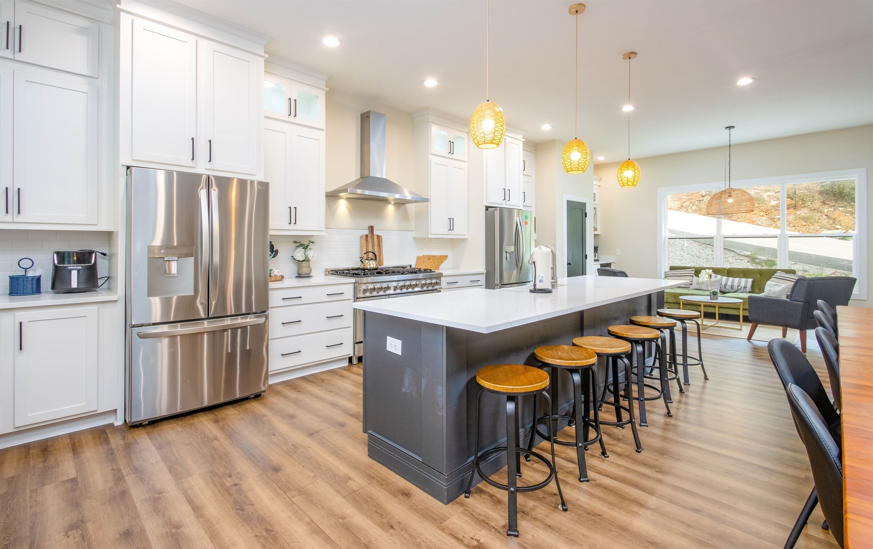 Een koelkast, een microgolfoven, een oven, een vaatwasser