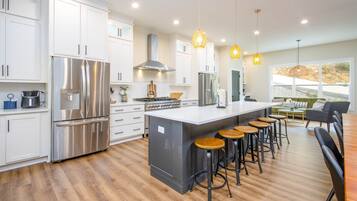 Een koelkast, een microgolfoven, een oven, een vaatwasser