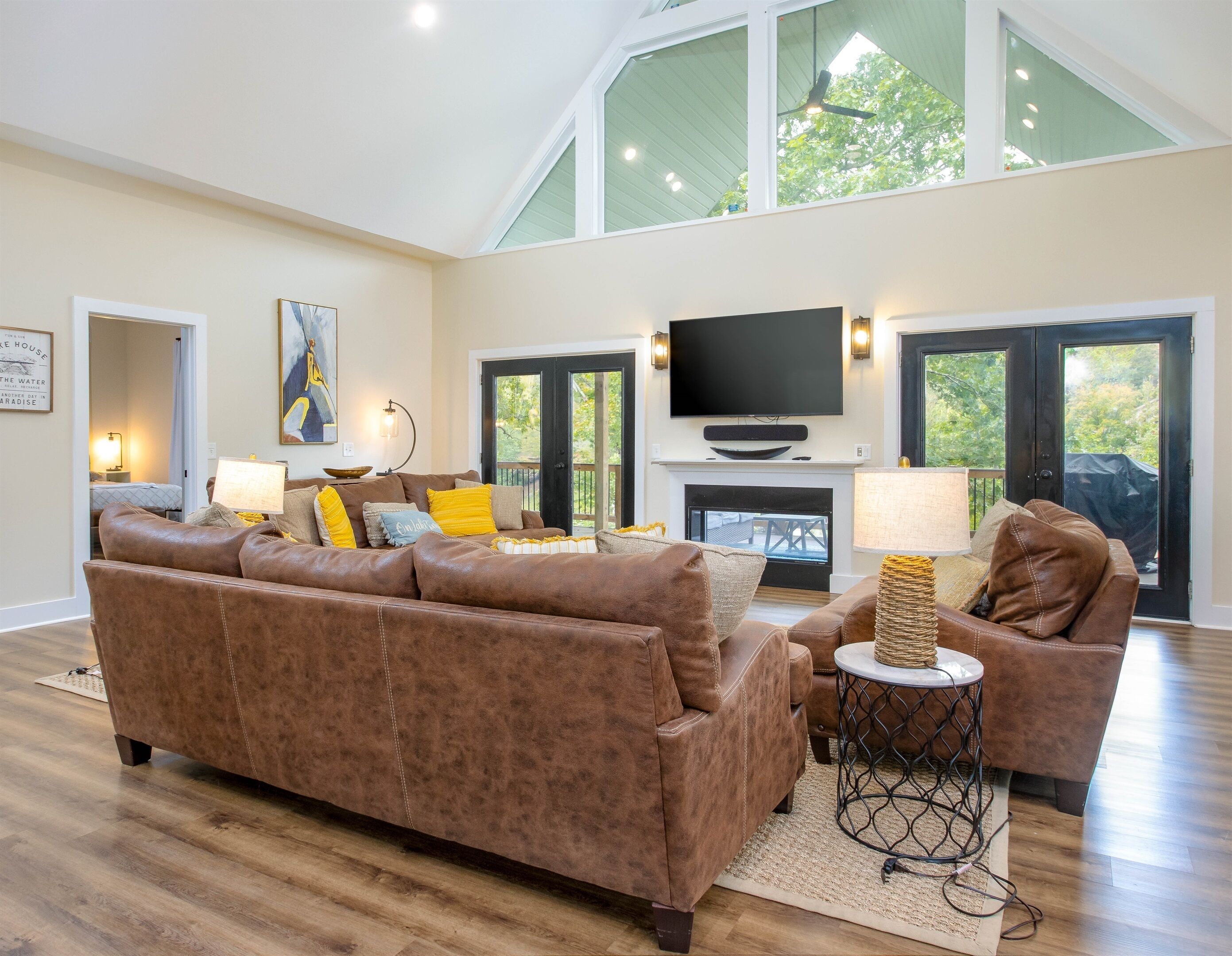 Smart-tv, een open haard, tafelvoetbal en een tafeltennistafel