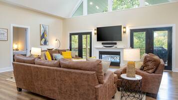 Smart-tv, een open haard, tafelvoetbal en een tafeltennistafel