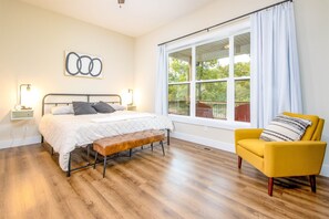 7 bedrooms, travel crib, internet, bed sheets - Lakefront, minimal steps to water. Large private dock, Chef's kitchen (Speedwell)