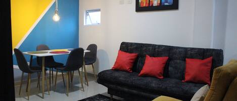 Una televisión de pantalla plana